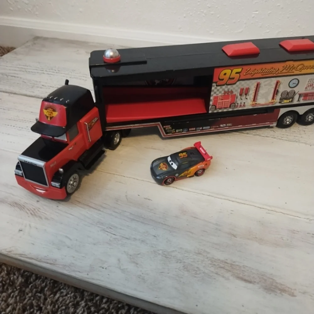 DISNEY PIXAR CARS DISNEY STORE CARBON RACER MACK LAUNCHER W/ LIGHTNING MCQUEEN